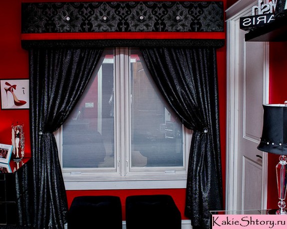 шторы к красным обоям в гостиной
