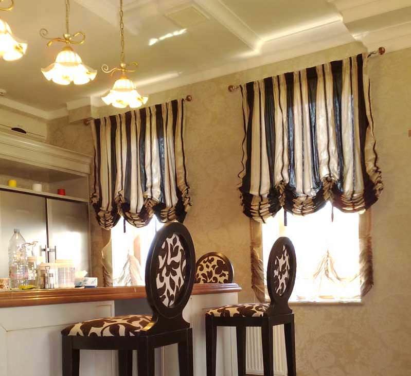 Рулонные шторы из прорезиненной ткани – оптимальный вариант для кухонного помещения