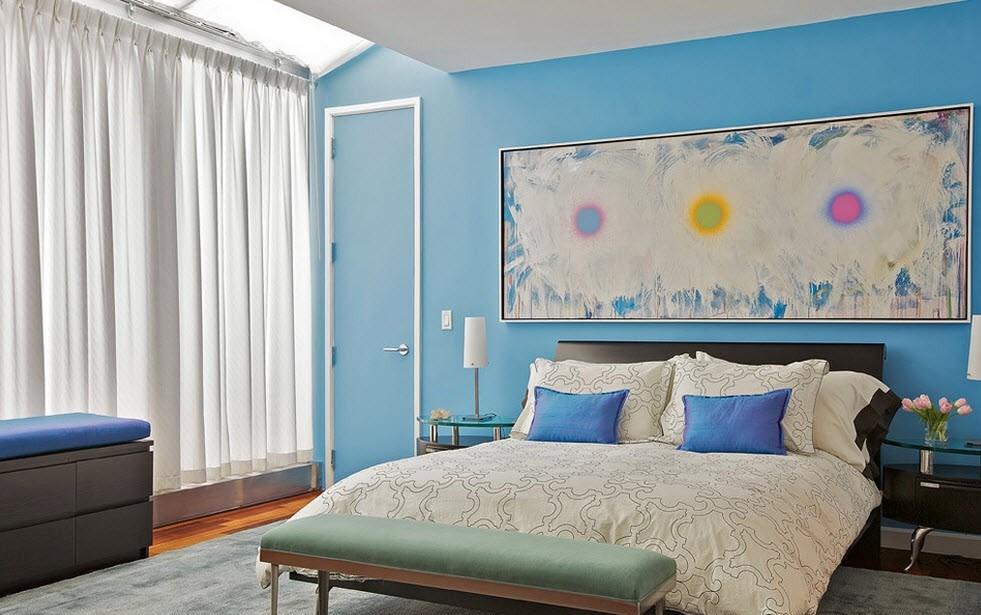 Дополнительно украсить спальную комнату синего цвета легко, главное – правильно подобрать яркие и интересные элементы декора