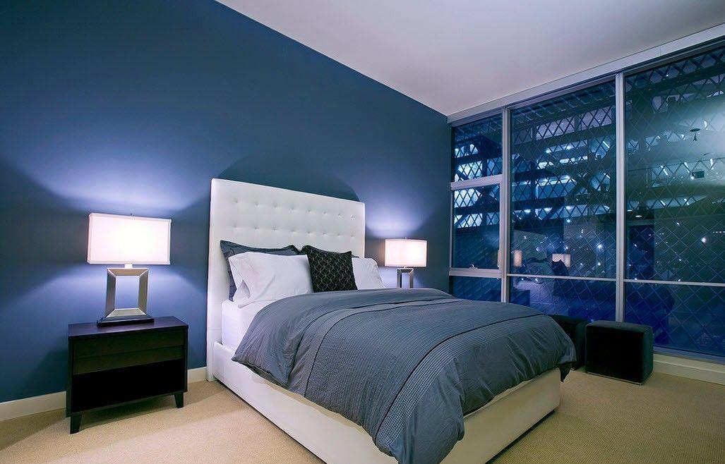 Используя синий цвет стен и белую мебель, можно сделать действительно стильную и красивую спальню