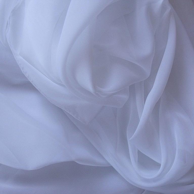 Нежно-белая вуаль гармонично впишется в спальный интерьер