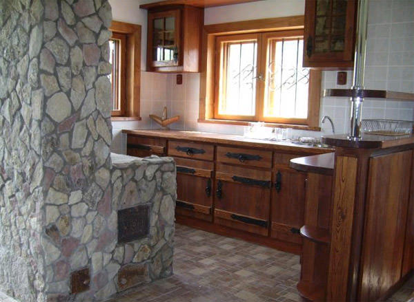 Печь на кухне не обязательно должна быть белой - ее можно обложить камнем, плиткой и другими отделочными материалами