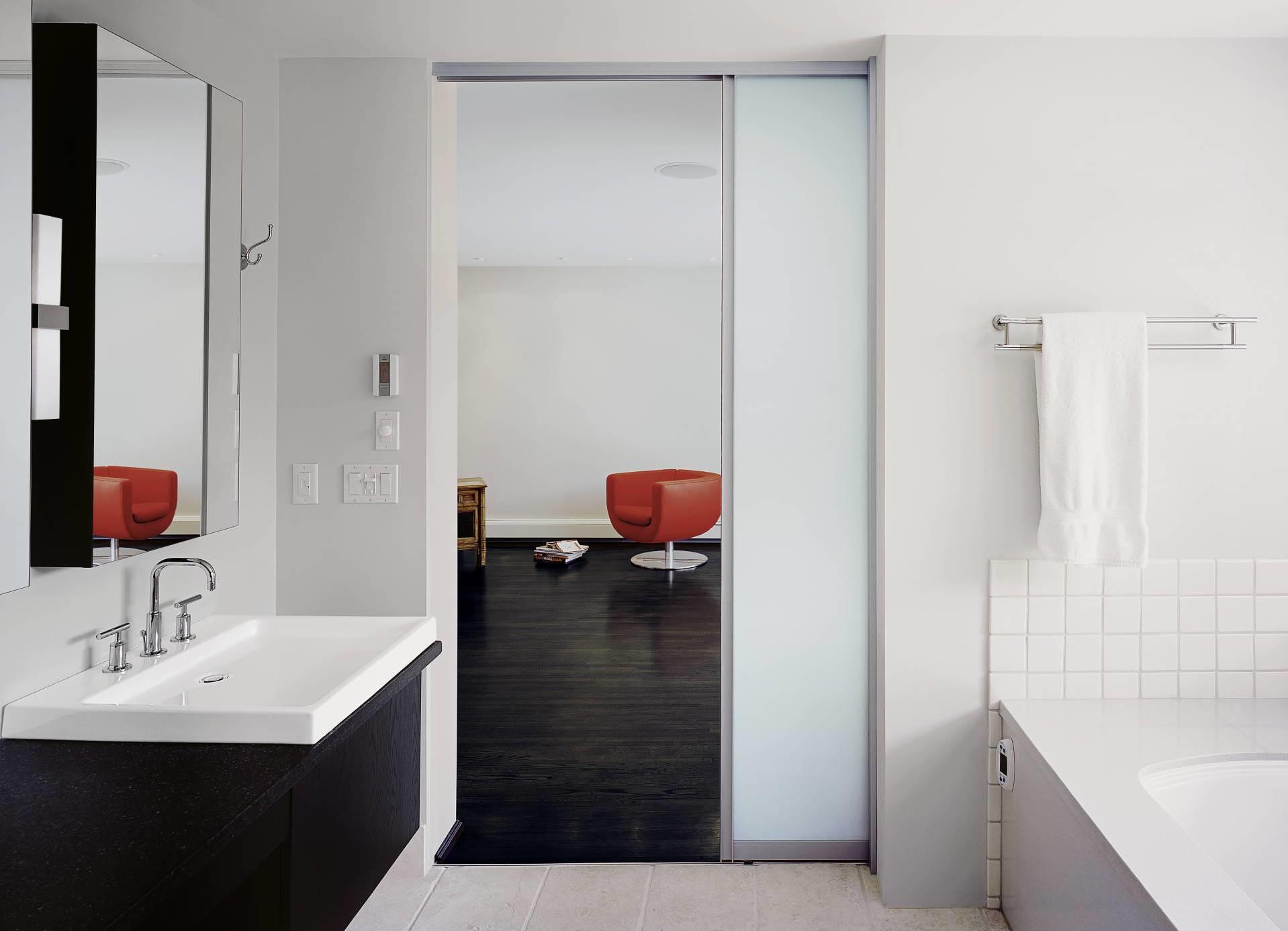 Раздвижные двери в ванную являются не только интересным дизайнерским решением, они еще и удобны в эксплуатации