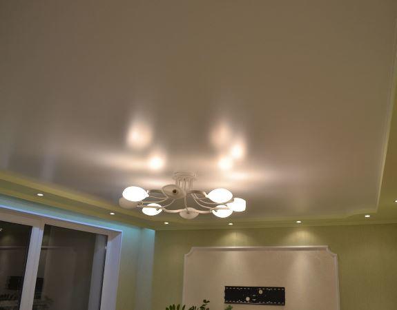 Стильно преобразить интерьер комнаты можно при помощи установки сатинового натяжного потолка