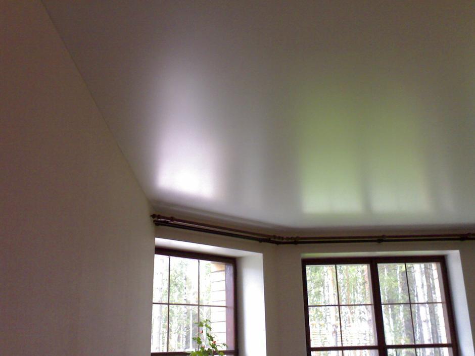 Установить сатиновый потолок своими руками несложно, главное – подобрать качественные материалы для ремонтных работ