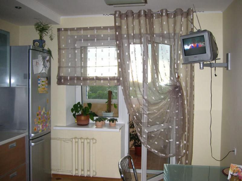 Рулонные шторы из прорезиненной ткани – оптимальный вариант для кухонного помещения