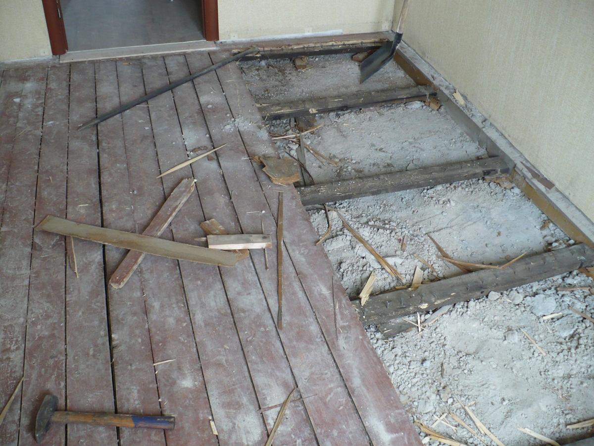 Перед заливкой бетонного пола следует снять старое деревянное покрытие с помощью лома или других подходящих инструментов 