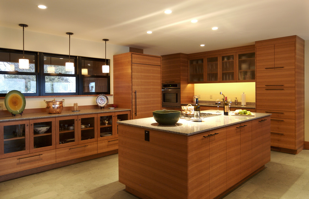 Встроенный холодильник в дизайне кухни от Atmosphere Interior Design Inc.