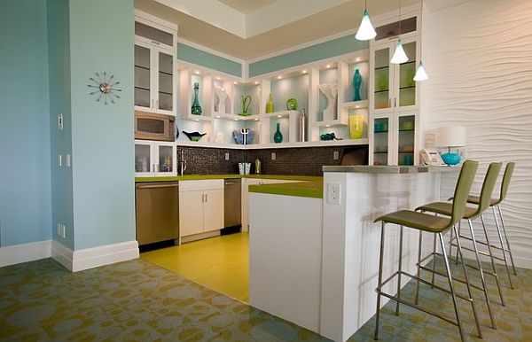 Сине-зелёная кухонная мебель на нейтральном фоне