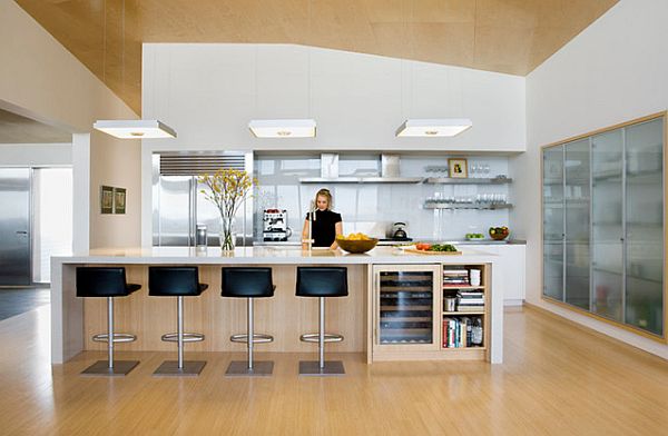Современная кухня со стеклянными блоками и деревянным полом