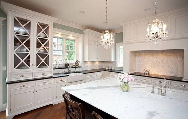 Белая отделка кухни с роскошными хрустальными люстрами