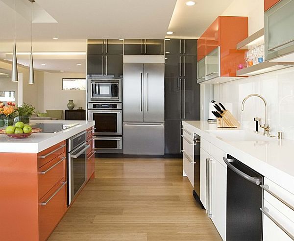 Красивая и современная кухня в оранжевом, чёрном и белом цветах