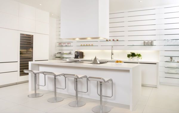 Изысканная мебель в безупречно-белом оформлении кухни с мансардой