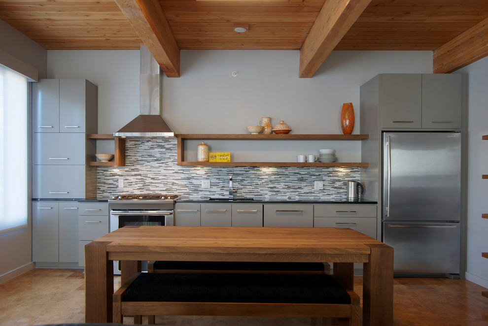 Дизайн светло-серого гарнитура в планировке кухни