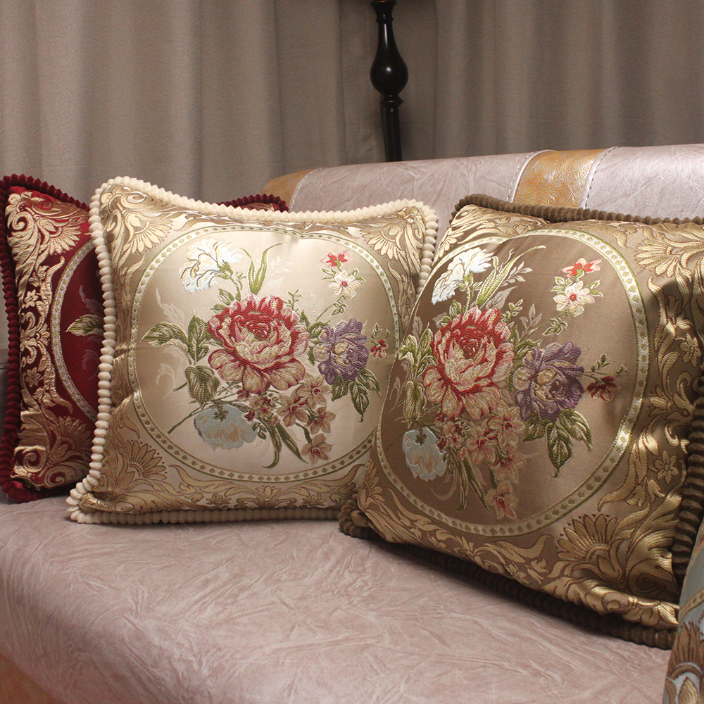Шелковые диванные подушки в классическом стиле