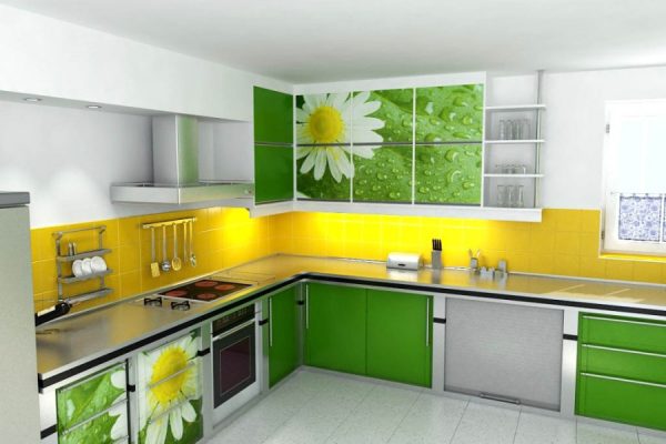 Жёлто-зелёная кухня с оригинальными фасадами шкафов