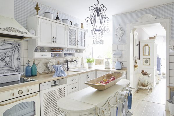 Кухня в стиле шебби-шик с красивыми обоями и белыми панелями