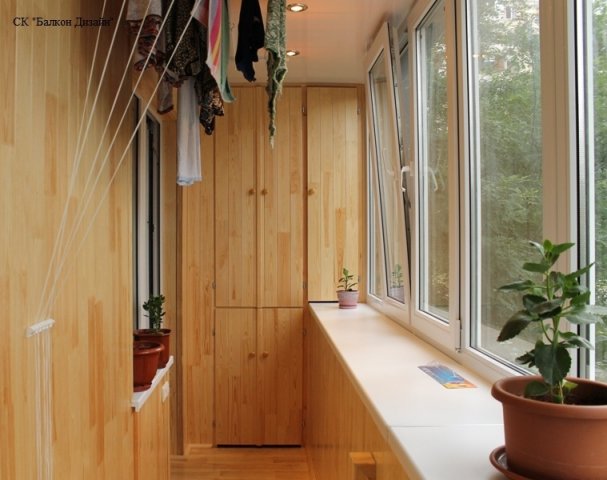 Дизайн балкона со шкафом