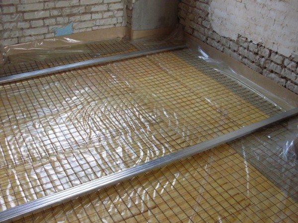 Выкладываем арматурную решетку и приподнимаем ее над уровнем пленки на 2 – 3 см подпорками. Выкладываем арматурную решетку и приподнимаем ее над уровнем пленки на 2 – 3 см подпорками.