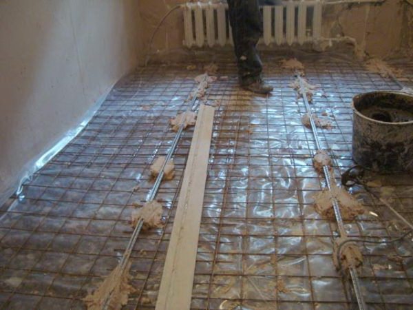 Выставляем маяки на лепешки из раствора. Выставляем маяки на лепешки из раствора.