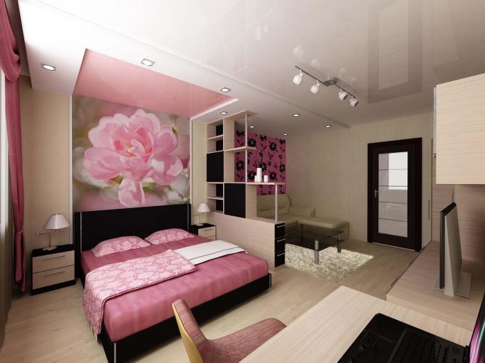 Спальная комната с оригинальной отделкой стен, роскошной и грамотно подобранной мебелью, и стеллажом-перегородкой. 