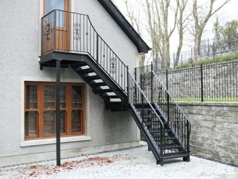 Лестница на второй этаж на улице Лестница на второй этаж на улице