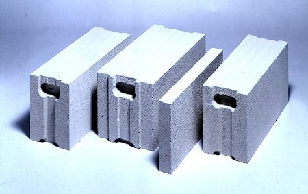 Блоки отличаются не только толщиной, но и технологией кладки – в более широких используются пазы и гребни для жесткой фиксации