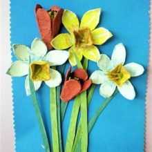 Цветы нарциссы и тюльпаны из картонных лотков