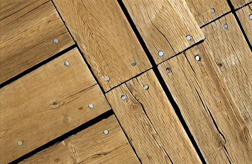 Чем и как заделать щели и трещины в деревянном полу между досками: материалы и способы