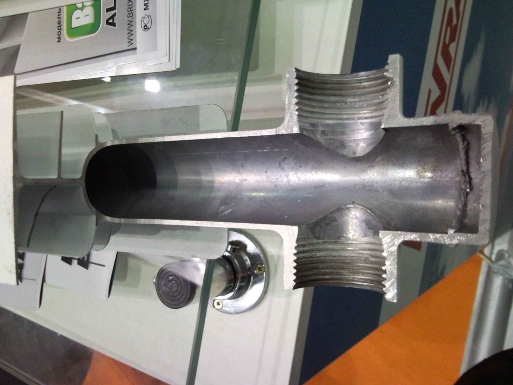 Секция биметаллического радиатора в разрезе