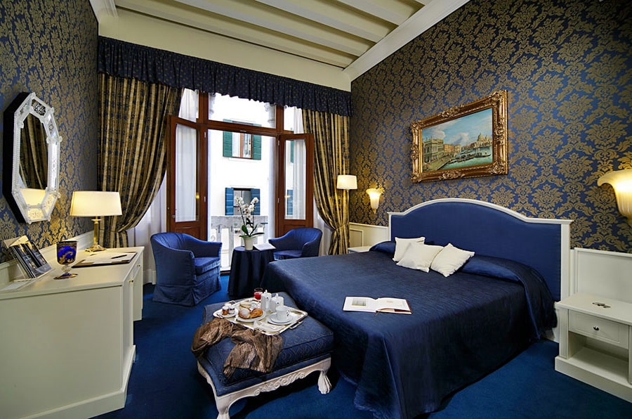 Венецианский стиль в интерьере спальной фото