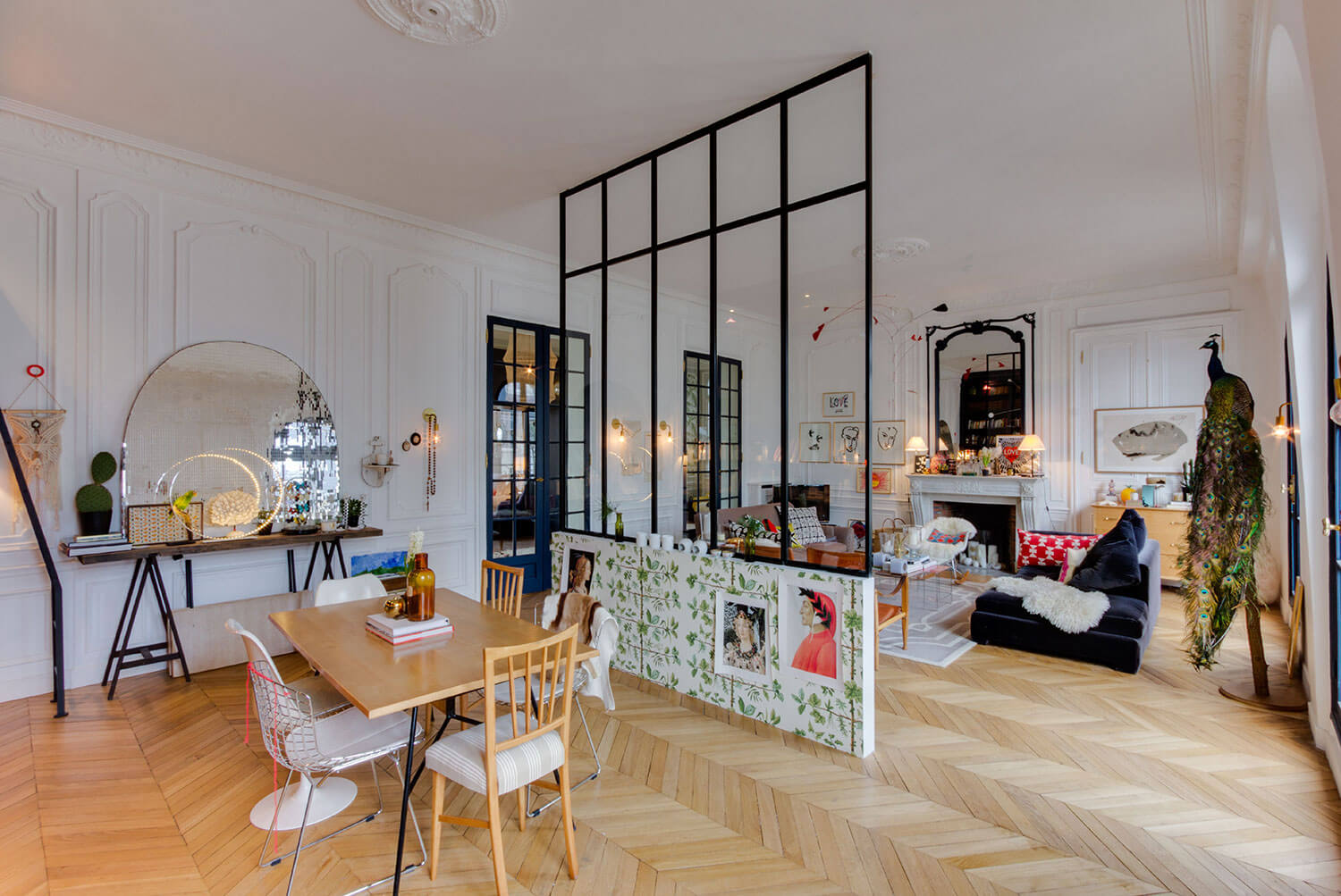 Просторная гостиная в парижском стиле