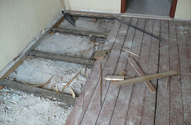 Демонтаж деревянного пола кухни