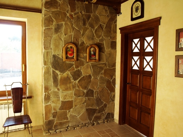 Комбинация декоративного камня и обоев в интерьере прихожей