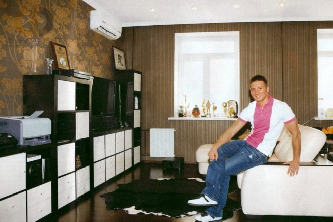 Лазарев в своей квартире