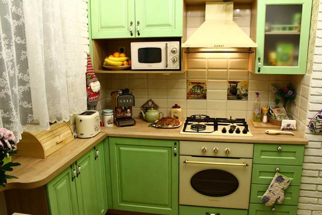 Маленькая кухня зелёного цвета в стиле прованс