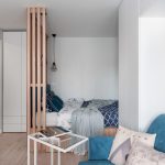 Спальня гостиная с деревянной перегородкой в скандинавском стиле