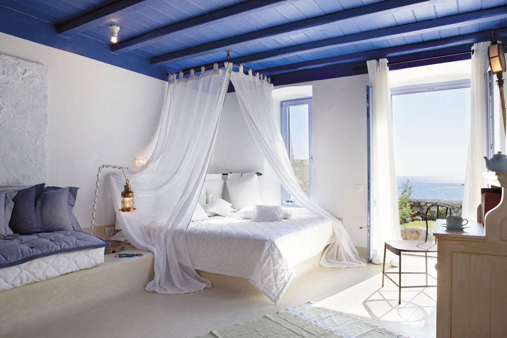 Бело-синяя спальня в греческом стиле