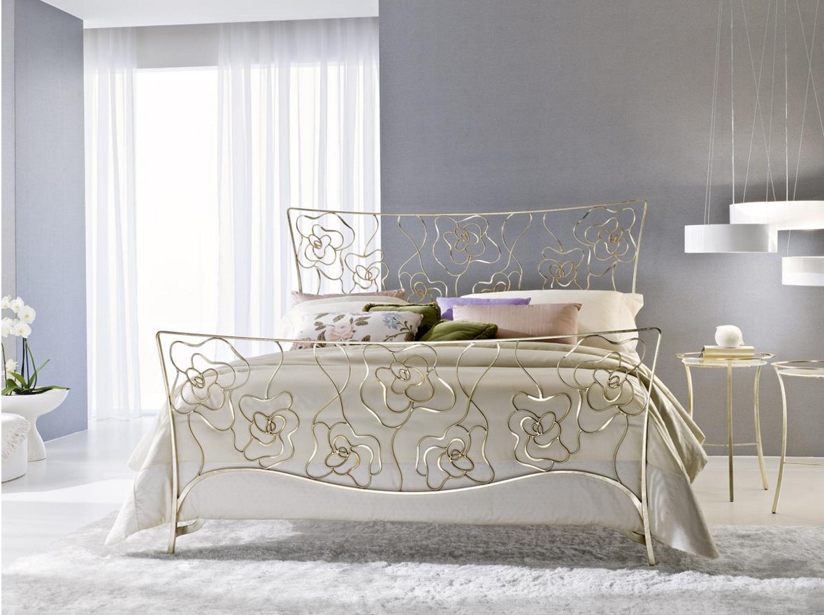 Золотистая кованая кровать с цветами