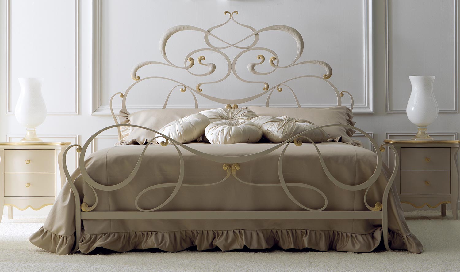 Бело-золотистая кованая кровать с фигурными элементами