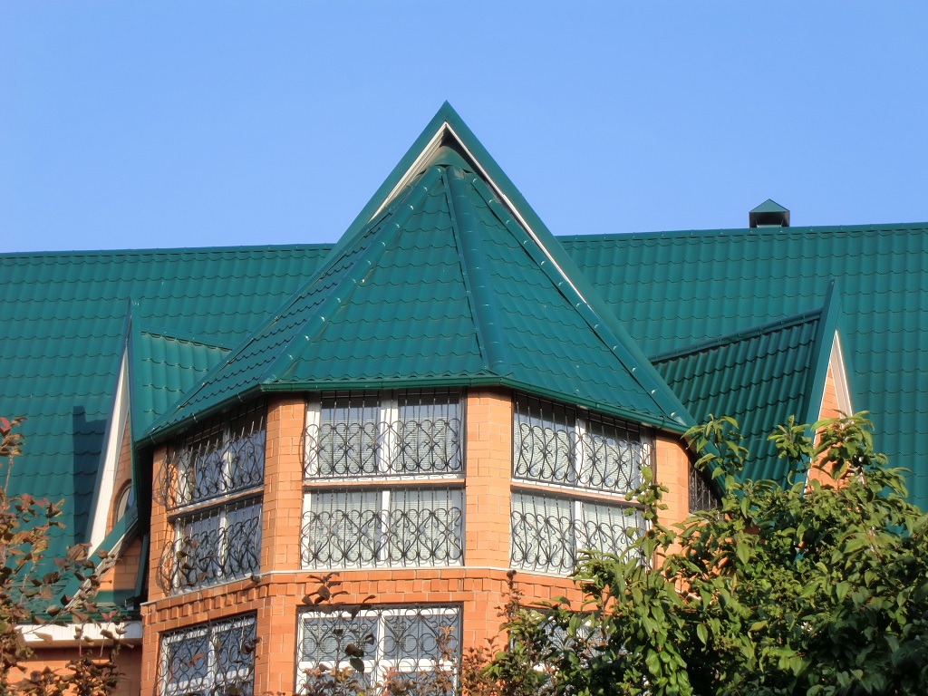 Многощипцовая крыша с металлочерепицей
