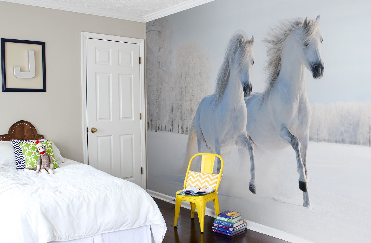 Фотообои с белыми лошадьми в спальне
