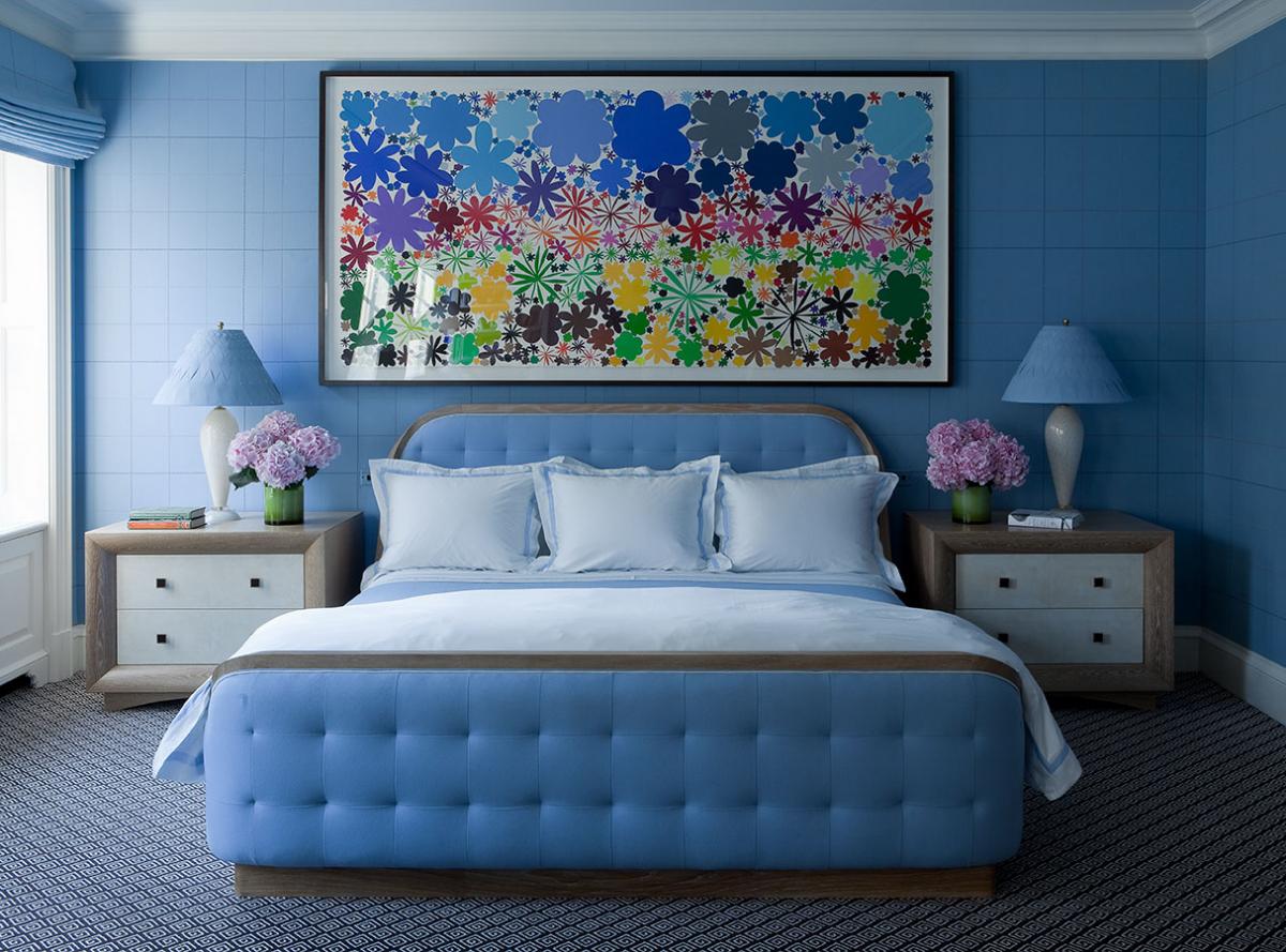 Светло-синий оттенок в интерьере спальни