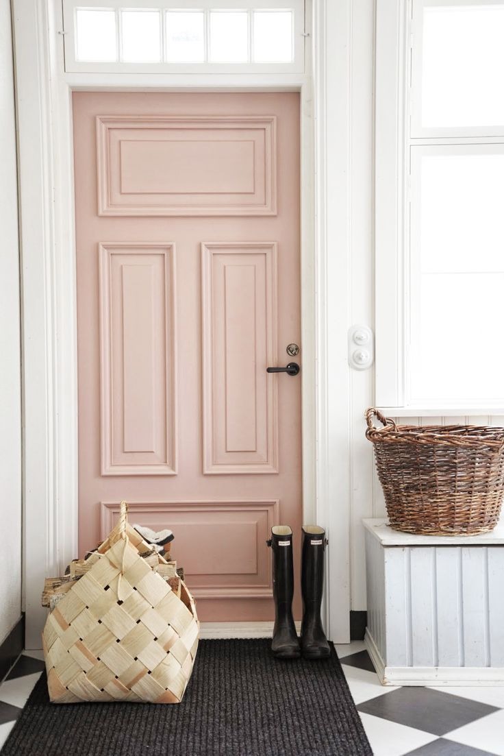 Светло-розовая дверь в интерьере