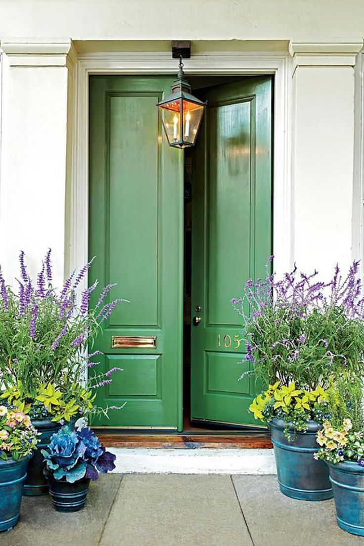 Светло-зеленая дверь в интерьере