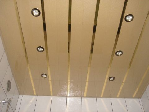 Потолок их ПВХ панелей Потолок их ПВХ панелей