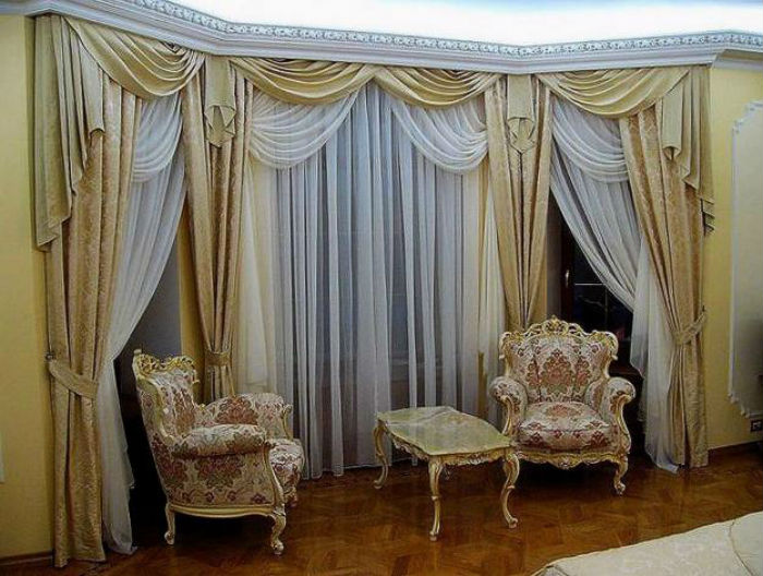Красивое оформление гостиной угловыми шторами, подобный дизайн актуален для всех классических, а также для романтического стиля и модерна