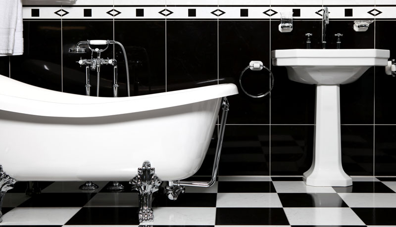 Ванная отделанная черно-белой плиткой 
