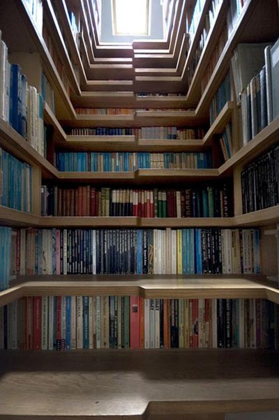 Или сделать домашнюю лестницу в книжной тематике или частью библиотеки
