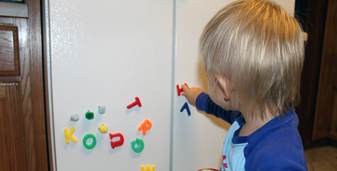 Магнитные буквы - лучший способ научить ребенка грамоте и одновременно занять на кухне безопасным делом